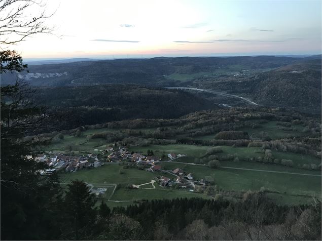 Vue sur Lalleyriat depuis l'aire de décollage de parapente - B.Morel