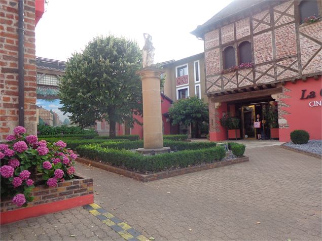 Cour aux fleurs - OT Vonnas Pont de Veyle