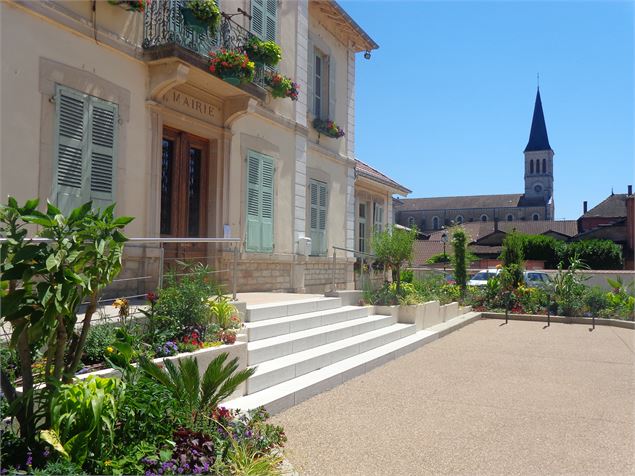 Mairie et église - OT Vonnas Pont de Veyle