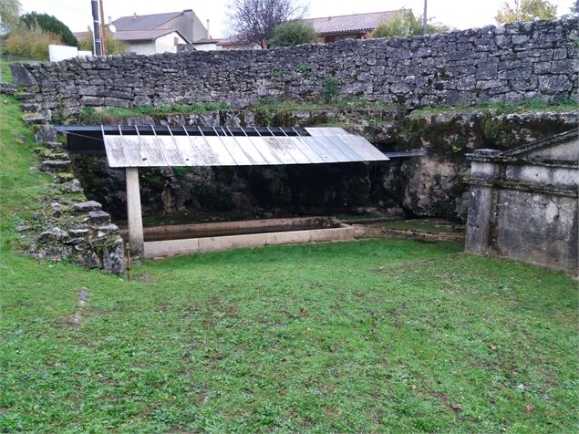 Le lavoir et sa charpente métallique - YG - MAIRIE DE DROM