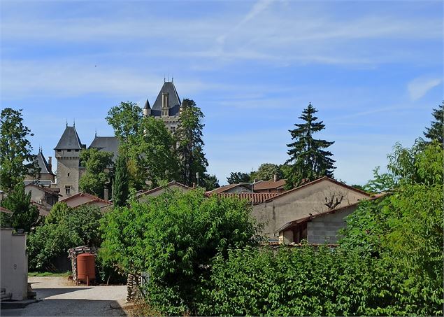Vue sur le château depuis le village - K.Tranchina