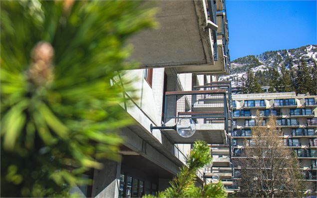 Vue en contre-plongée des balcons du bâtiment Bételgeuse, vue côté Flaine Forum - OT Flaine-Candice