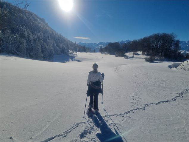 personne en raquettes sur le plateau enneigé - Cœur de Tarentaise Tourisme