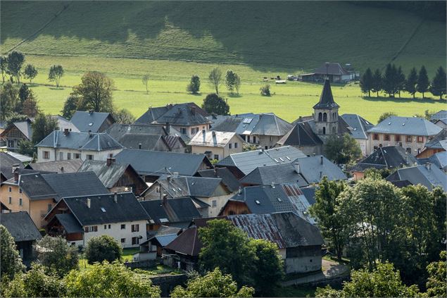 Paysage et vue du village d'Ecole-en-Bauges - L.MARTIN