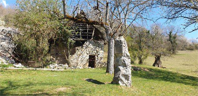 La stèle du maquis et la ferme des résistants - Pauline Guelle Germain