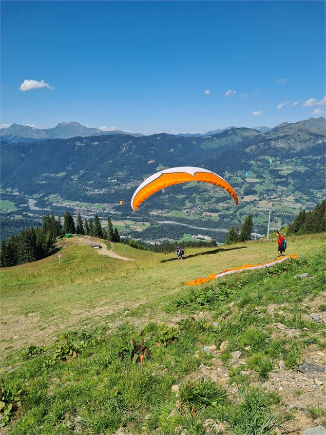 Décollage du plateau des Saix en été_Samoëns - Sandrine Office de tourisme de Samoens