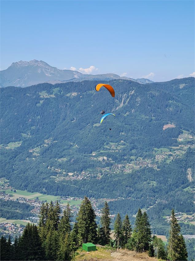 Décollage du plateau des Saix en été_Samoëns - Sandrine Office de tourisme de Samoens