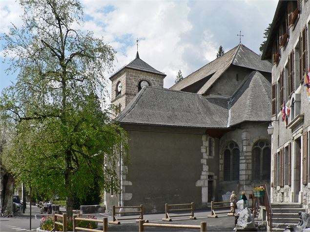 Eglise vue de profil - Office de Tourisme de Samoens