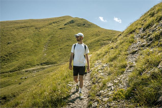 Randonneur sur les sentiers du Lac Vert - Lucie Tanguy / Vallée d'Aulps Tourisme
