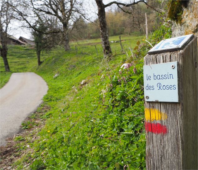 Tout au long de la balade des poteaux jalonnent l'itinéraire - OT Coeur de Chartreuse
