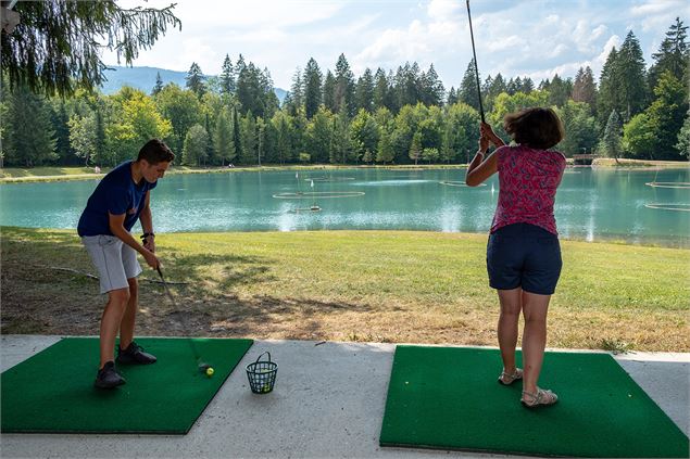 Practice de Golf sur eau et green - OT Samoëns / Christian Martelet