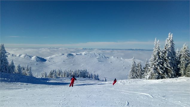 Skieurs sur piste rouge Hirmentaz-vue sur les Crêtes - OT Alpes du Léman -Gilles Place