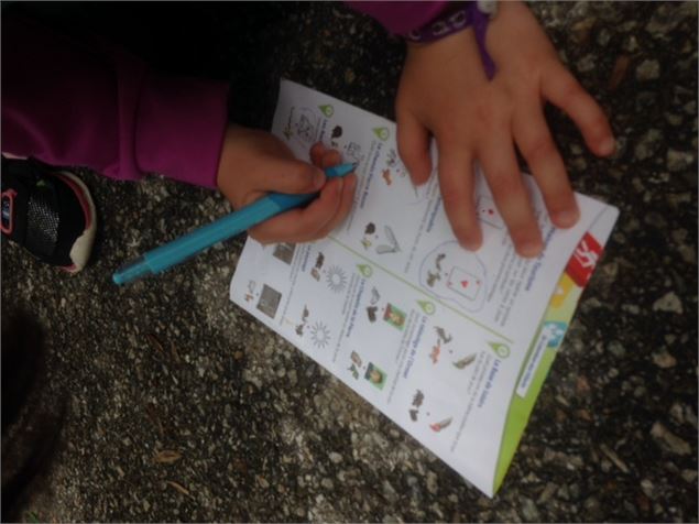 enfant écrivant sur le document de Randoland