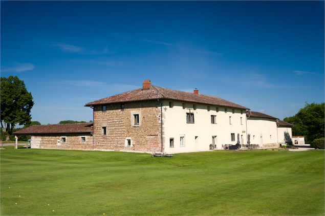 Derrière la bâtisse - ©Golf de la Sorelle