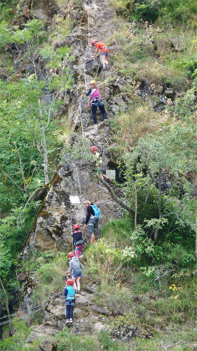 enfants sur la via ferrata - OT espace Glandon