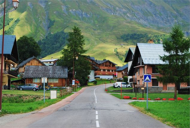 Montée au col du Mollard - ©Montagnicimes