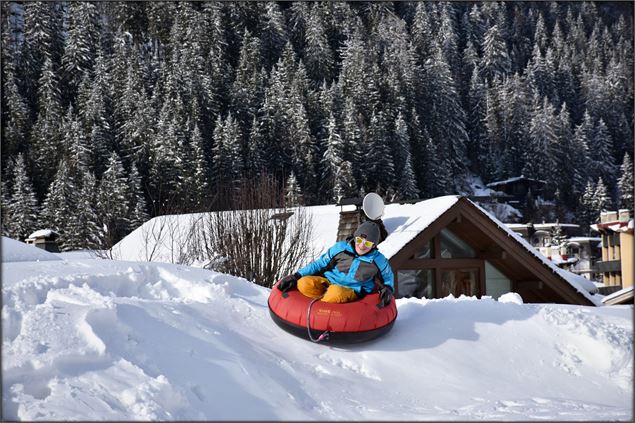 Enfant sur la piste de snowtubing aux Chosalets - Alexandre Juillet