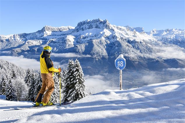 Face aux aiguilles de Warens - © Xavier et Caroline