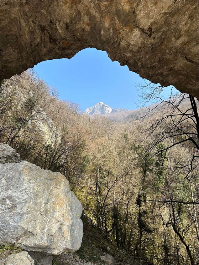 La roche percée dans le massif du Grand Colombier - Maxime Ballet