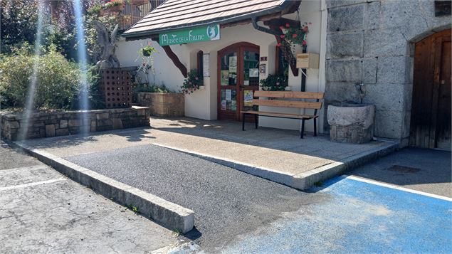 Entrée musée avec rampe d'accès - CCHC