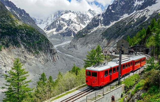 Train du Montenvers avec vue sur la Mer de Glace - OTVCMB_AJ