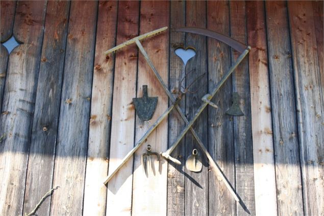 mantelage coté est outils - © Écomusée du Clos Parchet