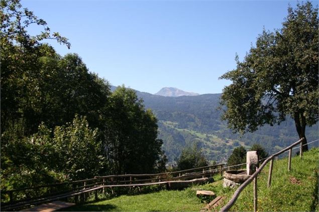 sur depuis la terrasse derrière la maison - © Écomusée du Clos Parchet