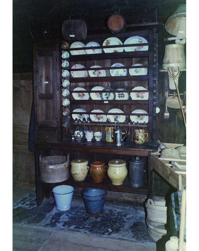 vaisselier dans la cuisine - © Écomusée du Clos Parchet