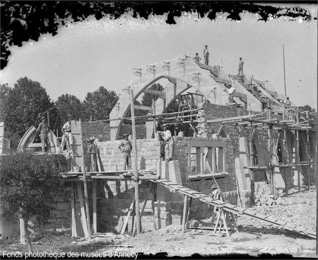 Construction de l’église Saint Etienne du Pont Neuf - cliché anonyme, fonds de la photothèque des mu