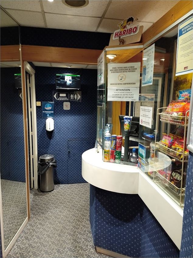 Entrée du cinéma - L.Servais - Mairie de Châtel