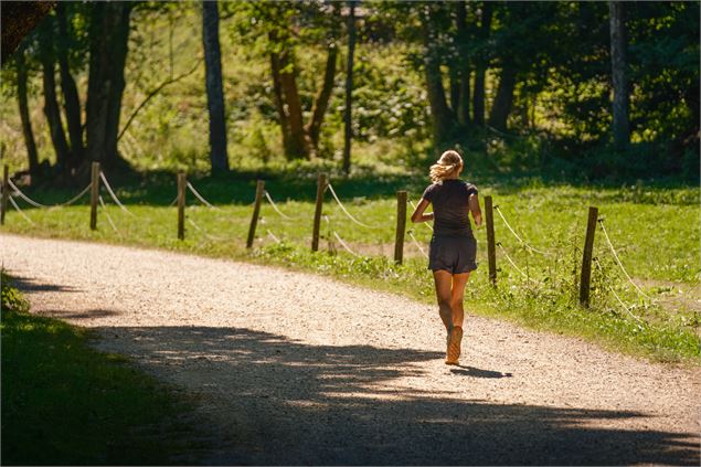 Promenade dans le parc des Dérêches_Morzine - @JBbieuville