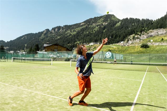Joueur en train de lancer la balle de tennis - OT Flaine - N.Ladrix