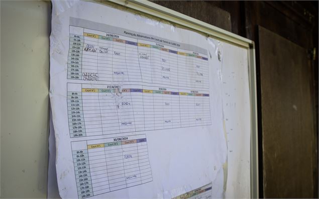 Planning d'inscription apposé sur le petit chalet des terrains de tennis - OT Flaine - N.Ladrix