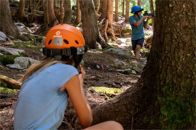 Fille qui vise un autre joueur - OT Flaine - N.Ladrix