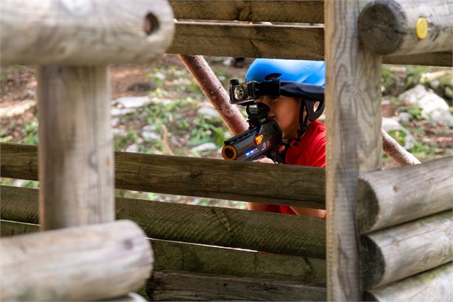 Garçon se cachant - OT Flaine - N.Ladrix