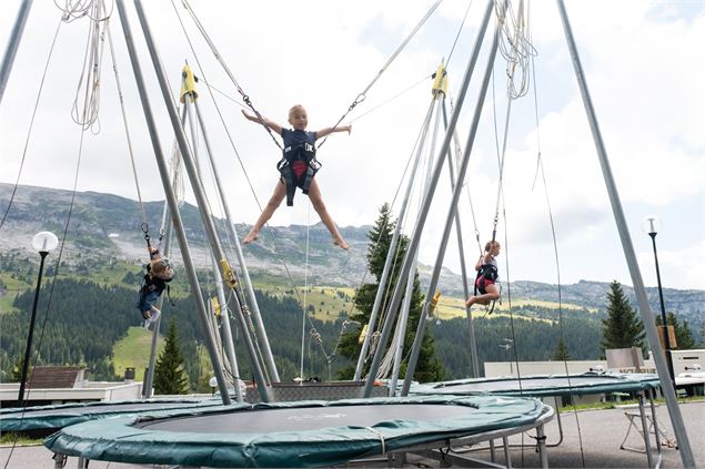 Fillette en plein saut - OT Flaine-Candice Genard