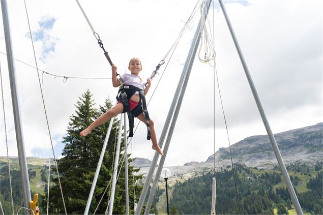 Fillette avec la montagne en fond - OT Flaine-Candice Genard