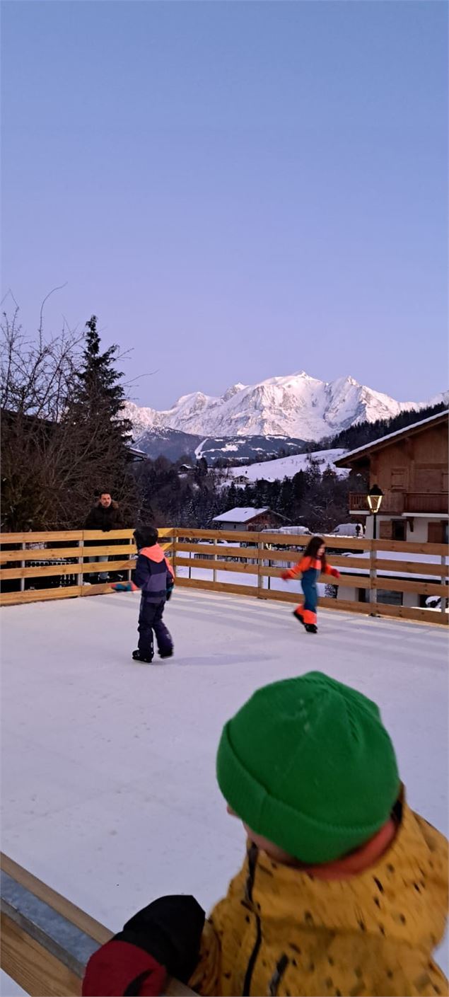 Enfants sur la patinoire - Canva