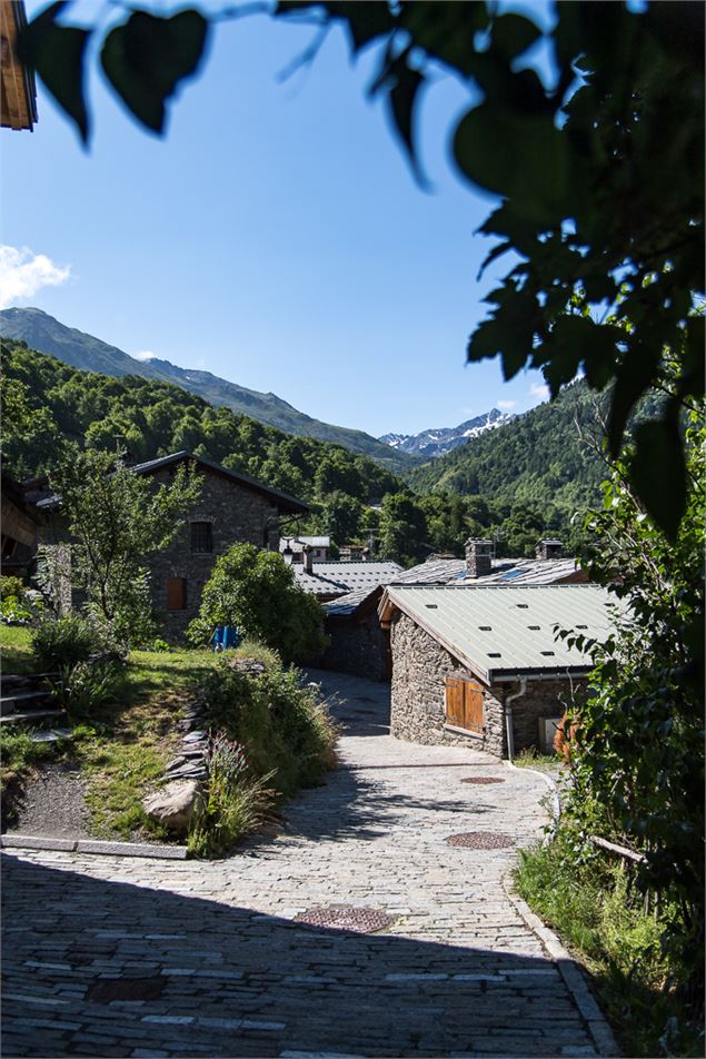 Photo d'une rue pavée du village de Valmeinier - Alban Pernet