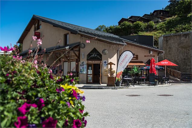 Vue sur le place de Valmeinier Villages là où se situe le départ - Alban Pernet