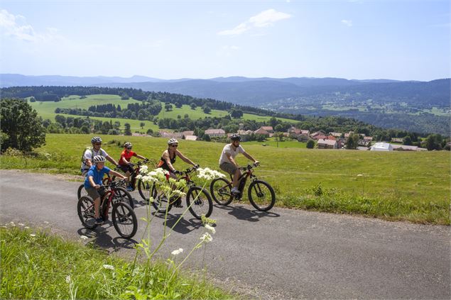 VTT aux alentours de Giron - ©Daniel Gillet - OT  Terre Valserine