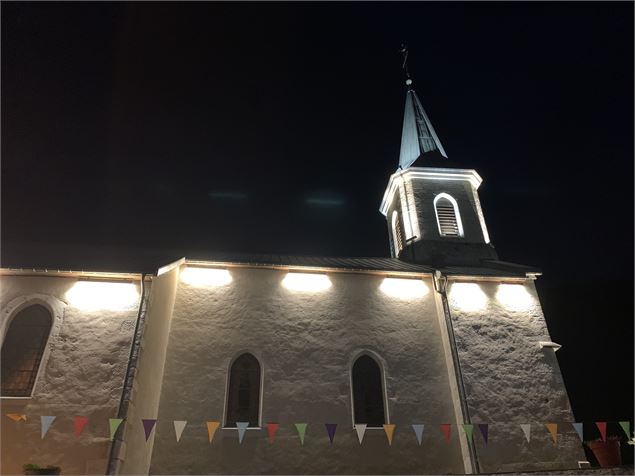 L'église éclairée la nuit - @Anne Legrand