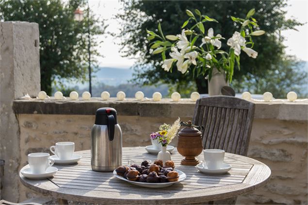 petit-déjeuner en terrasse - La Tour d'Oncin
