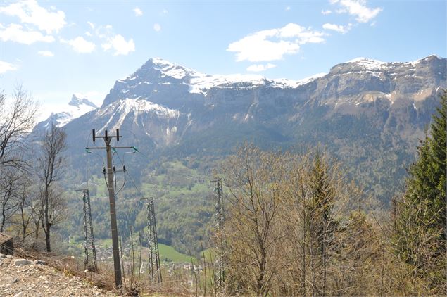Vue depuis le virage à la sortie des carroz - OT Les Carroz