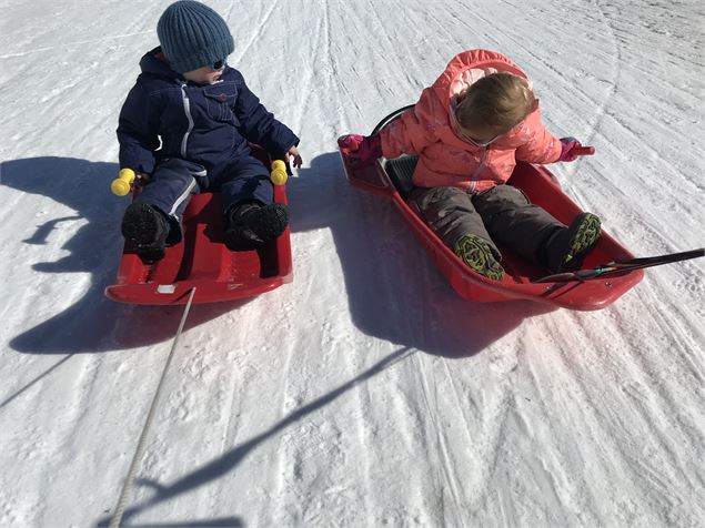 Enfants sur piste de luge du Mollard - OTICoeurdemaurienne