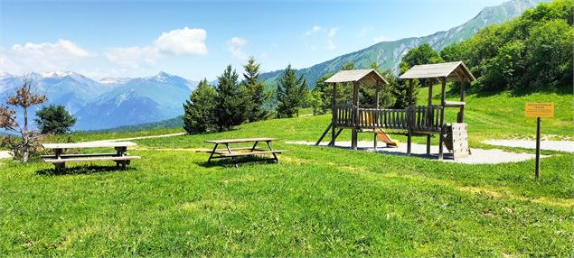 Aire de jeux du Mollard et table pique-nique - OTICoeurdemaurienne