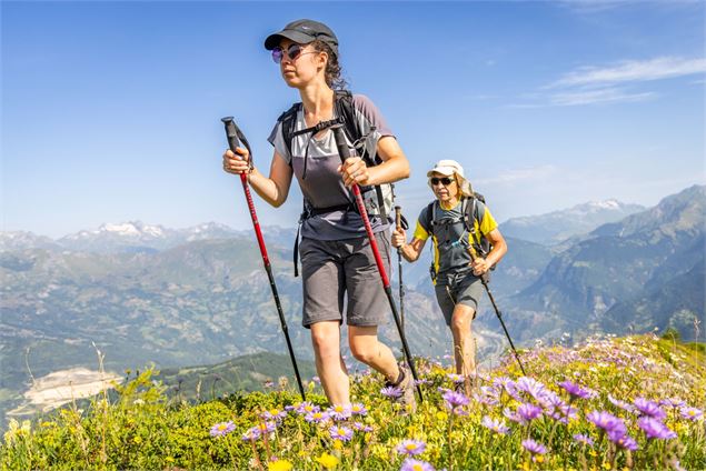 Randonneurs sur les crêtes fleuries - Thibaut Blais