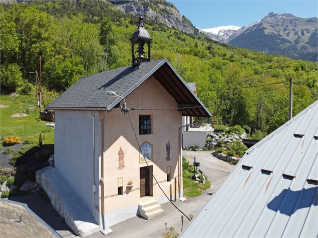 Vue sur la chapelle. - Tilby.Vattard