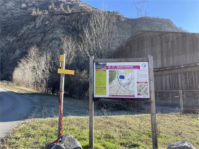 Panneau d'affichage avec les randonnées. - OTICoeurdemaurienne