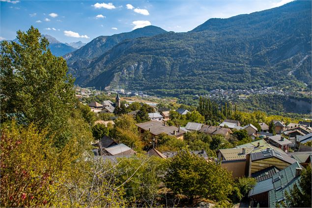 Vue depuis le sentier sur le village de Saint-Julien-Montdenis - OTICœurdemaurienne